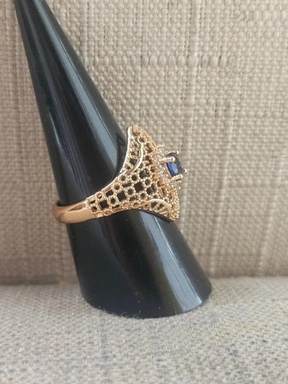 Women Ring Faux Blue Stone Centered Gold Tone Fashion Jewelry Size 8 New Unbrand - Picture 10 of 11